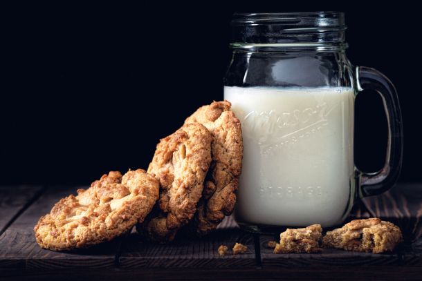 Jarra de leche con galletas